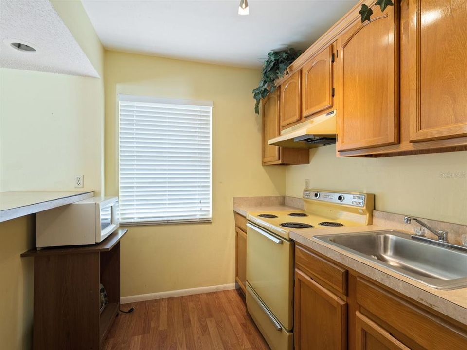 For Sale: $189,900 (2 beds, 1 baths, 1072 Square Feet)