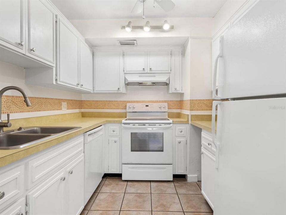 For Sale: $189,900 (2 beds, 1 baths, 1072 Square Feet)