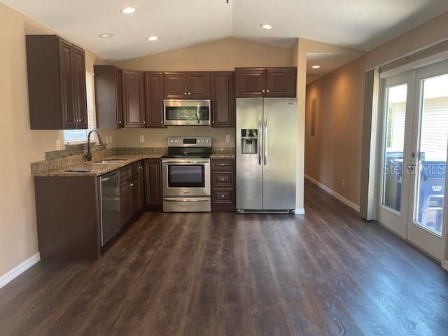 For Rent: $1,995 (2 beds, 2 baths, 735 Square Feet)