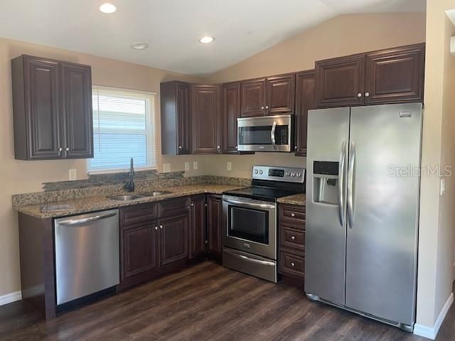 For Rent: $1,995 (2 beds, 2 baths, 735 Square Feet)