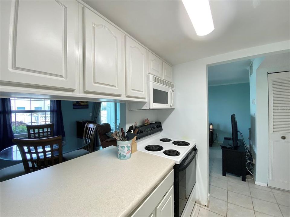 For Sale: $375,000 (1 beds, 1 baths, 636 Square Feet)