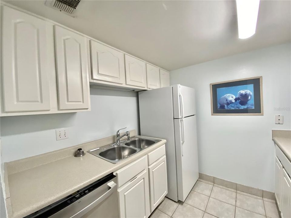 For Sale: $375,000 (1 beds, 1 baths, 636 Square Feet)