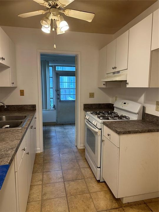 For Sale: $98,000 (1 beds, 1 baths, 835 Square Feet)