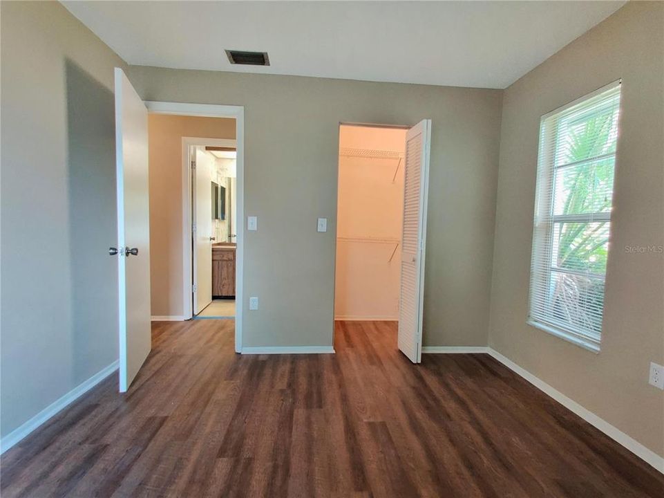 Active With Contract: $2,295 (2 beds, 2 baths, 1195 Square Feet)