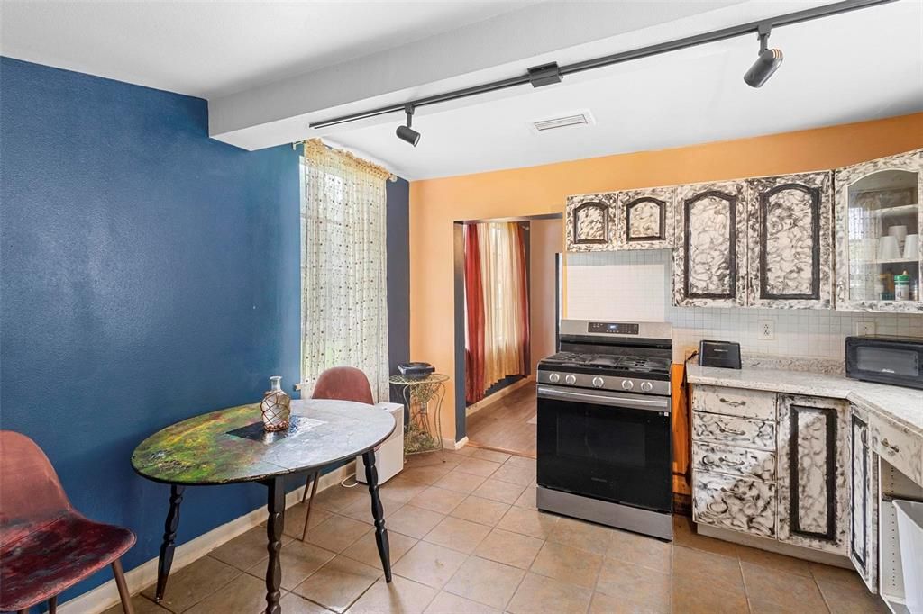 For Sale: $219,000 (2 beds, 1 baths, 978 Square Feet)