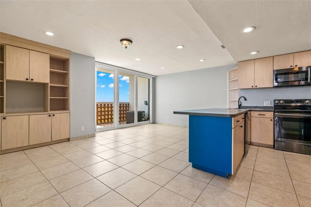 For Rent: $2,600 (2 beds, 2 baths, 838 Square Feet)