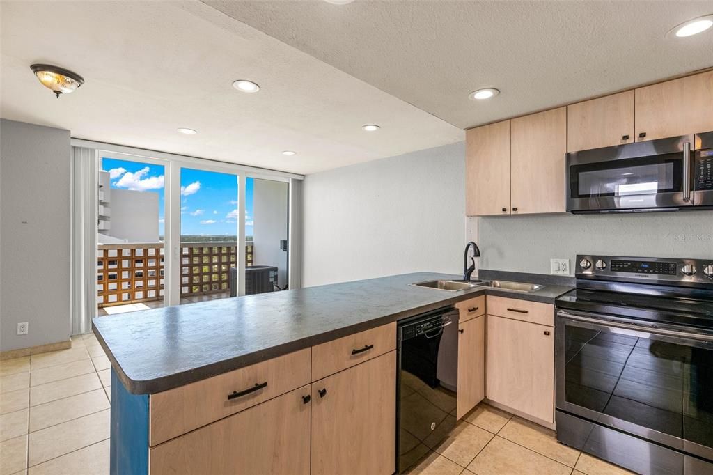 For Rent: $2,600 (2 beds, 2 baths, 838 Square Feet)