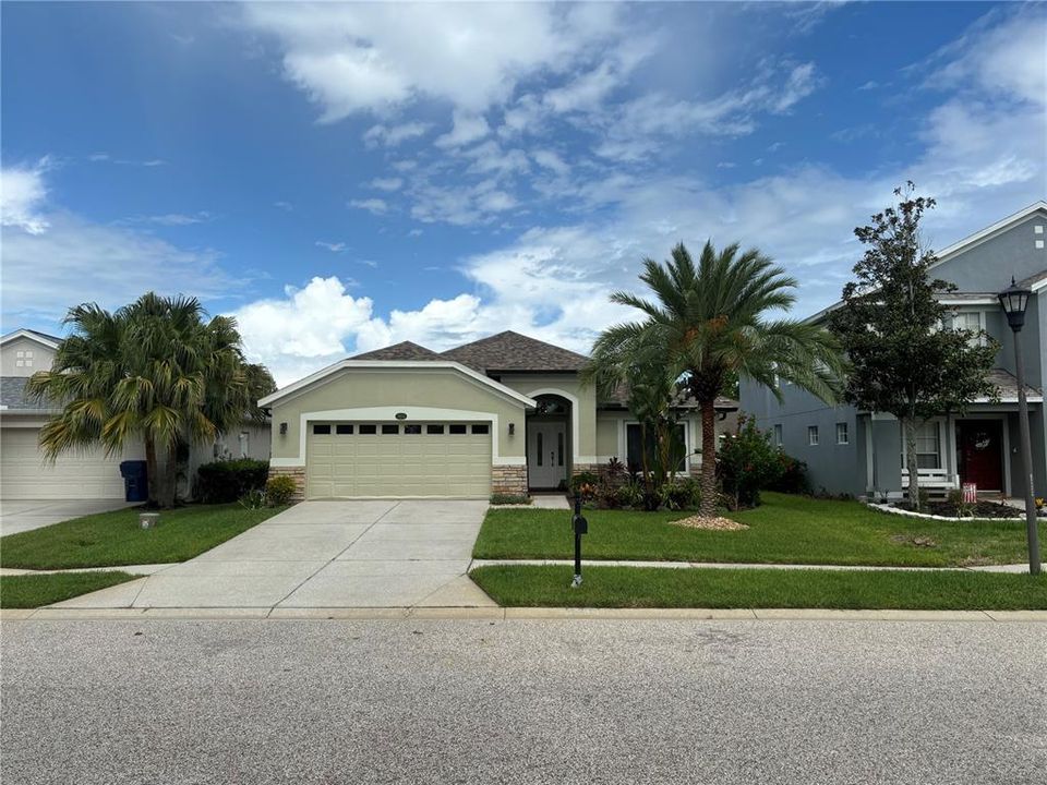 For Sale: $539,900 (4 beds, 2 baths, 1976 Square Feet)