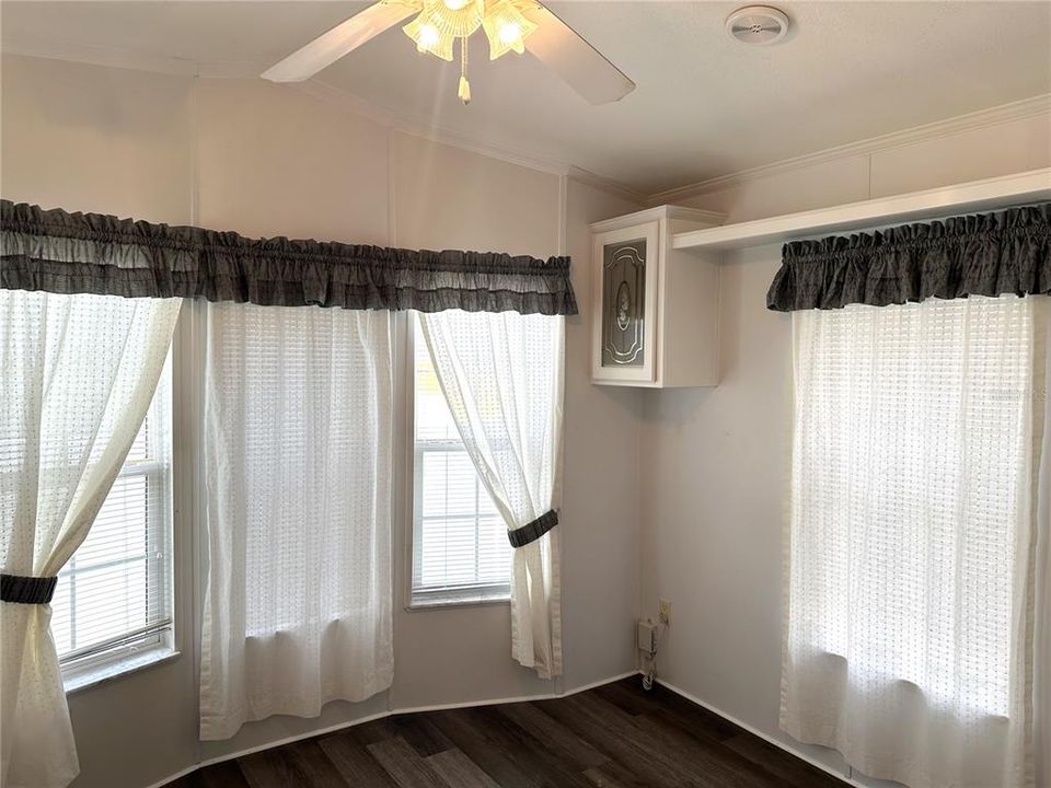 For Sale: $139,900 (2 beds, 1 baths, 831 Square Feet)