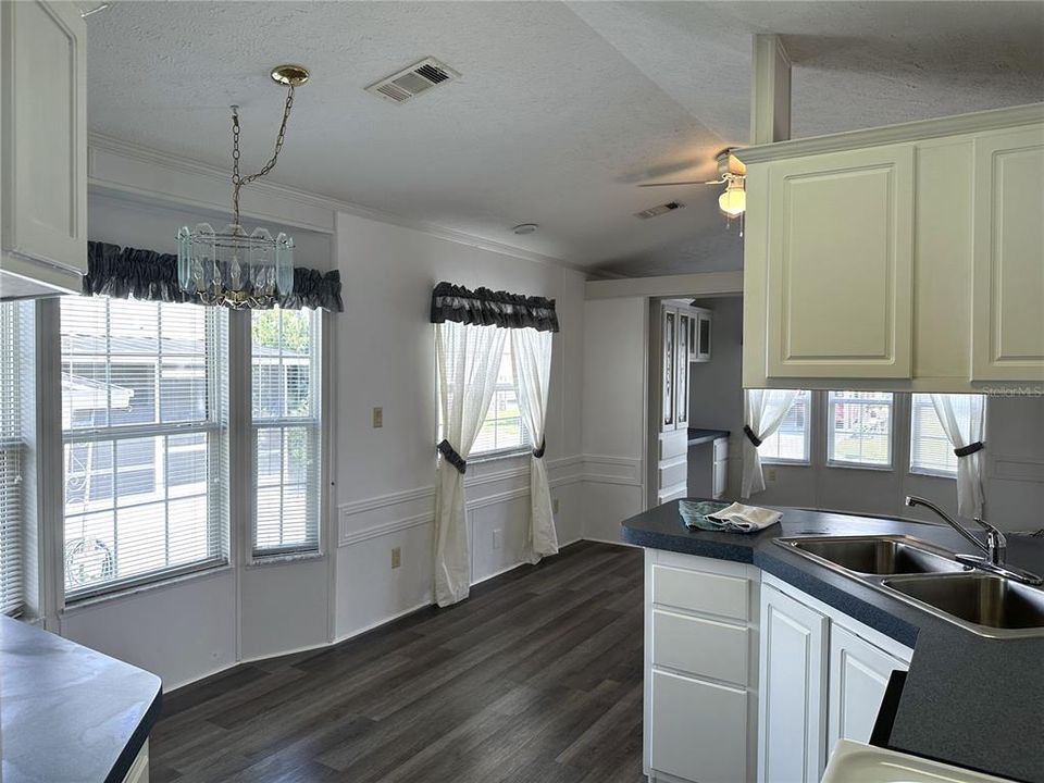 For Sale: $139,900 (2 beds, 1 baths, 831 Square Feet)