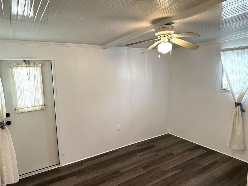 For Sale: $139,900 (2 beds, 1 baths, 831 Square Feet)