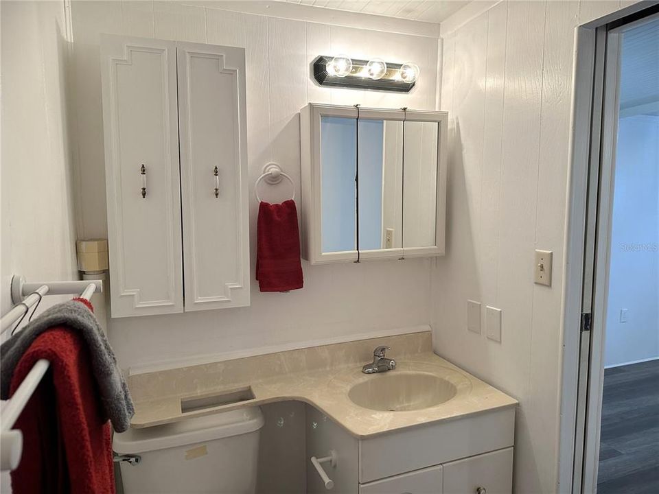 For Sale: $139,900 (2 beds, 1 baths, 831 Square Feet)