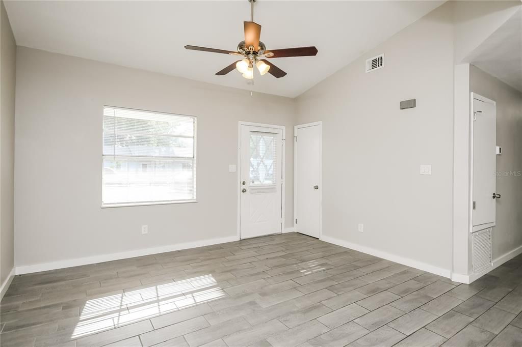 For Rent: $2,045 (3 beds, 2 baths, 1124 Square Feet)