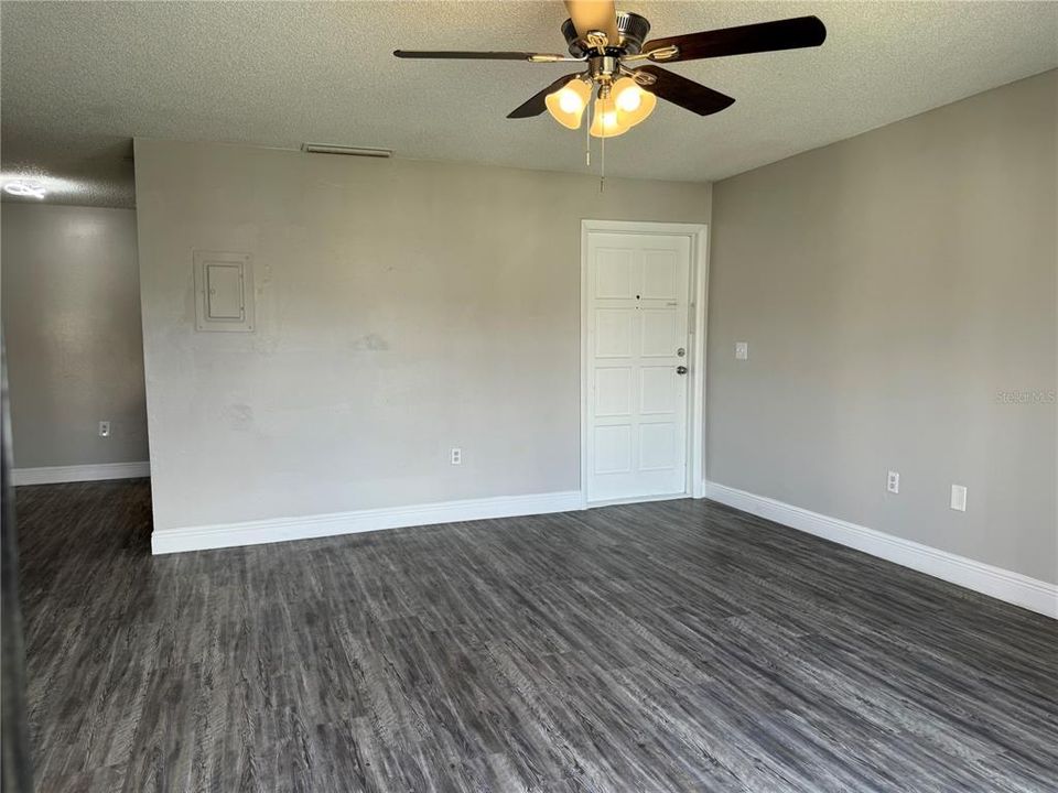 For Rent: $1,800 (2 beds, 1 baths, 860 Square Feet)