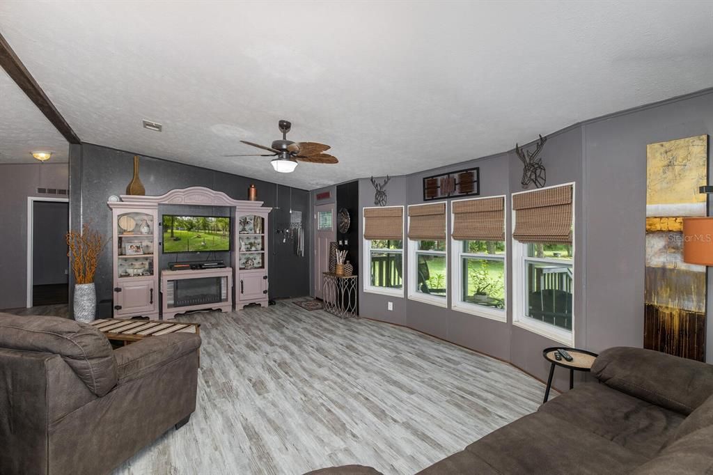 Active With Contract: $499,900 (3 beds, 2 baths, 1980 Square Feet)