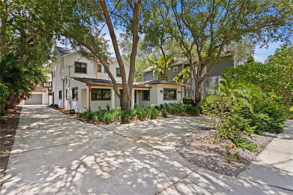 Active With Contract: $1,300,000 (5 beds, 4 baths, 2576 Square Feet)