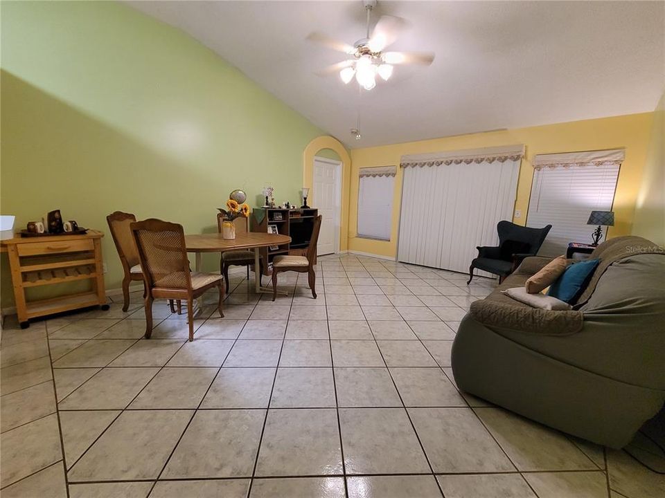 For Sale: $365,000 (3 beds, 2 baths, 1249 Square Feet)