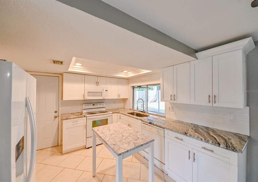 For Sale: $230,000 (2 beds, 1 baths, 1028 Square Feet)