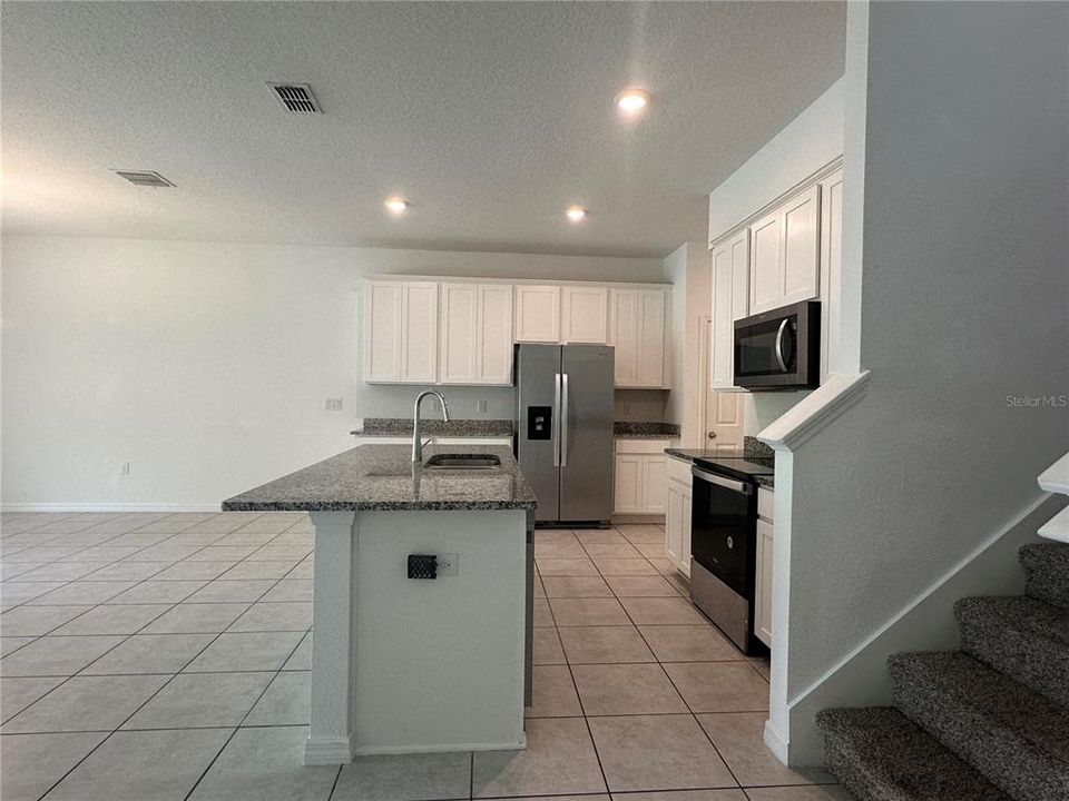 For Rent: $2,500 (3 beds, 2 baths, 2156 Square Feet)