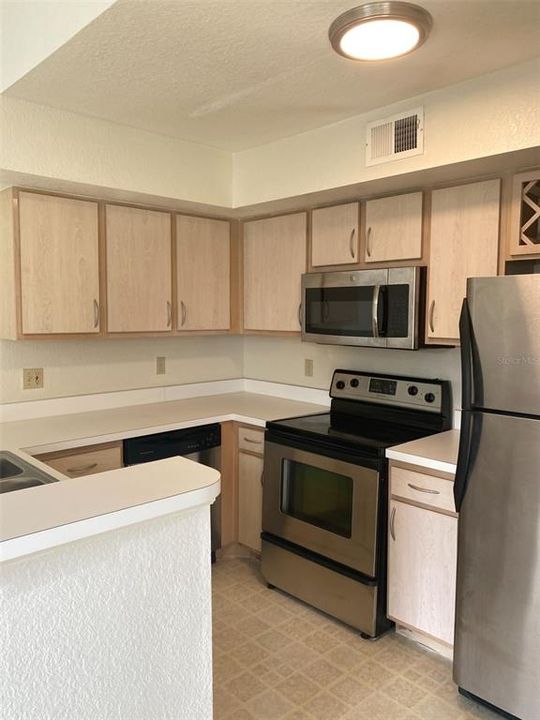 For Sale: $199,900 (2 beds, 2 baths, 1072 Square Feet)