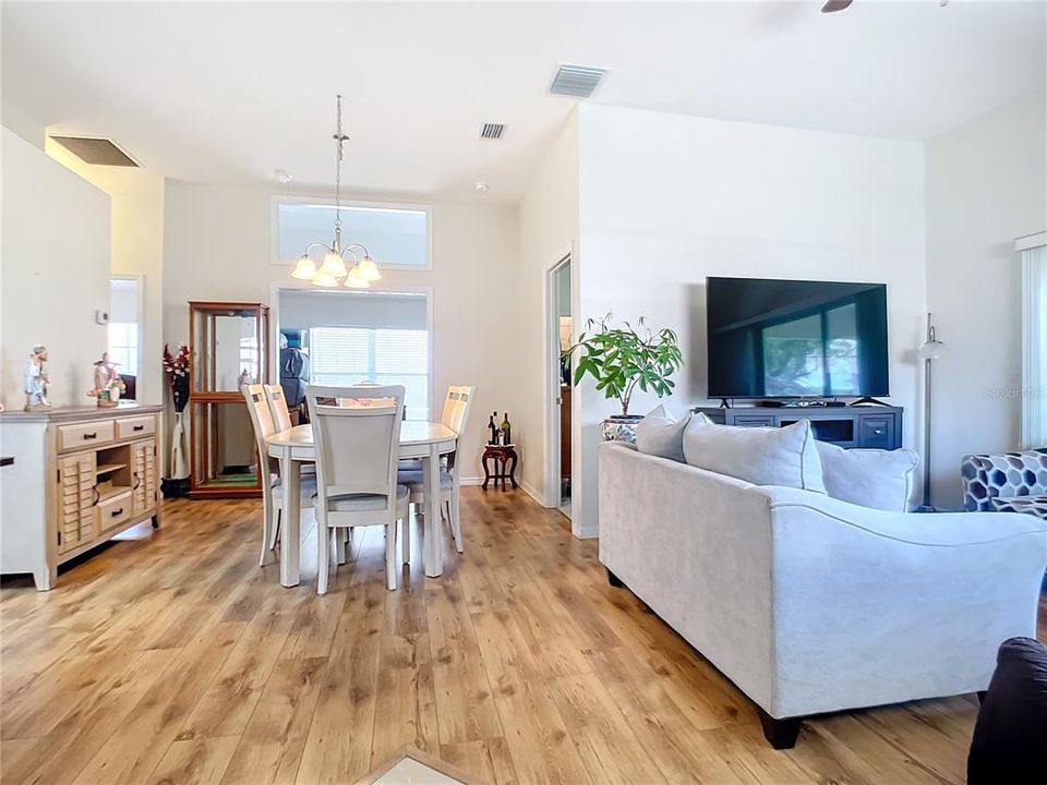 For Sale: $289,900 (2 beds, 2 baths, 1299 Square Feet)