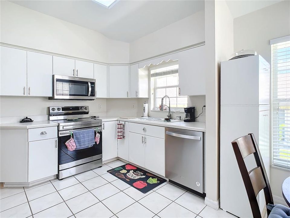 For Sale: $289,900 (2 beds, 2 baths, 1299 Square Feet)