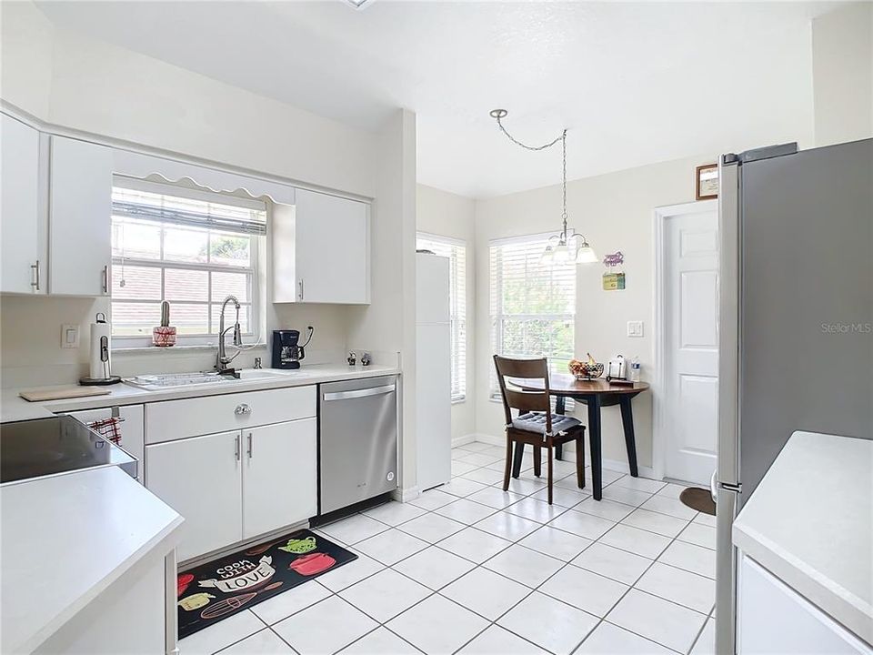 For Sale: $289,900 (2 beds, 2 baths, 1299 Square Feet)