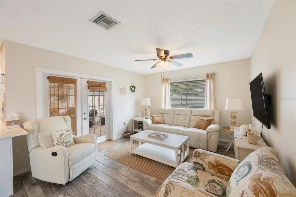 Active With Contract: $488,000 (3 beds, 2 baths, 1389 Square Feet)