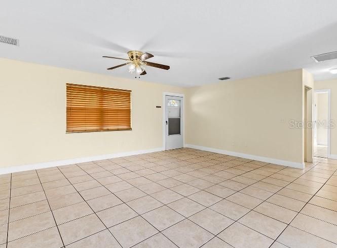 For Rent: $1,850 (3 beds, 1 baths, 988 Square Feet)