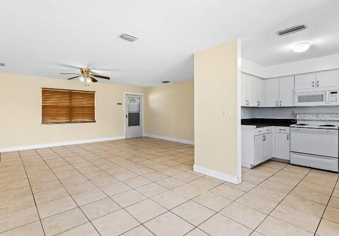 For Rent: $1,850 (3 beds, 1 baths, 988 Square Feet)
