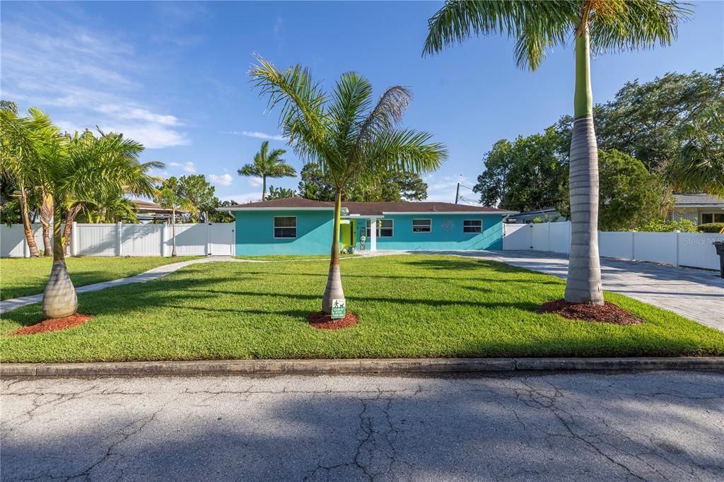 For Sale: $1,575,000 (3 beds, 2 baths, 1644 Square Feet)