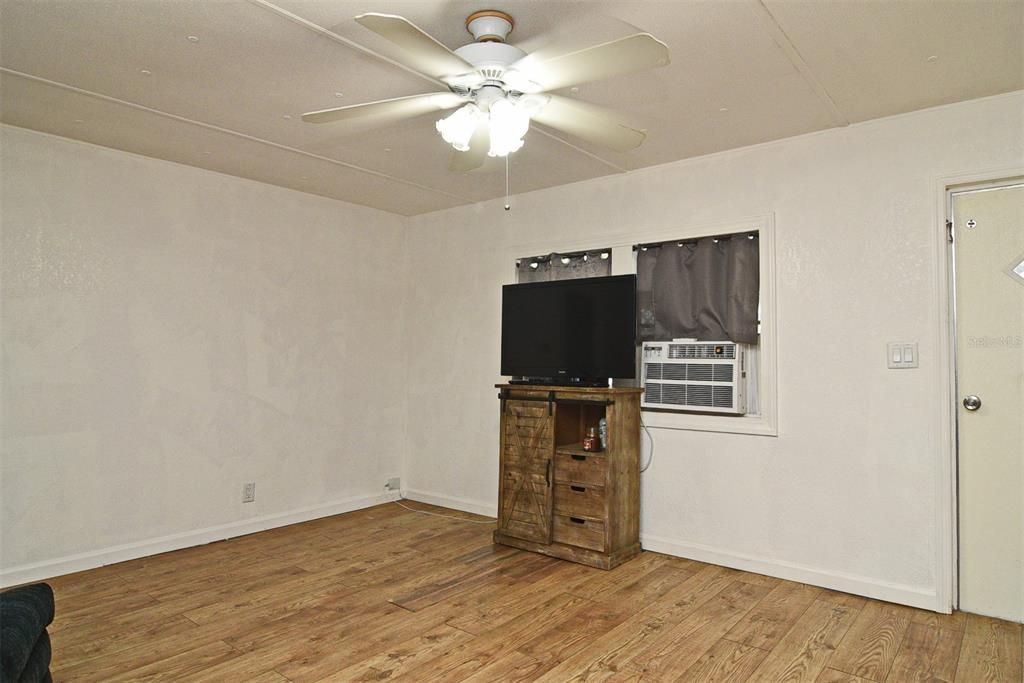 For Sale: $185,000 (2 beds, 2 baths, 854 Square Feet)