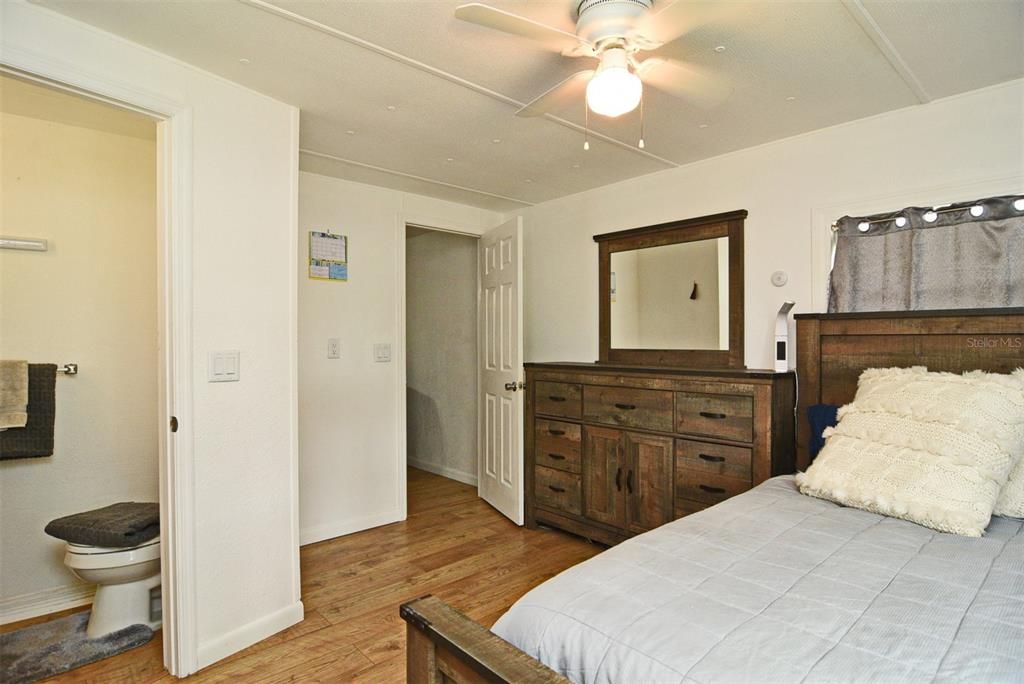 For Sale: $185,000 (2 beds, 2 baths, 854 Square Feet)