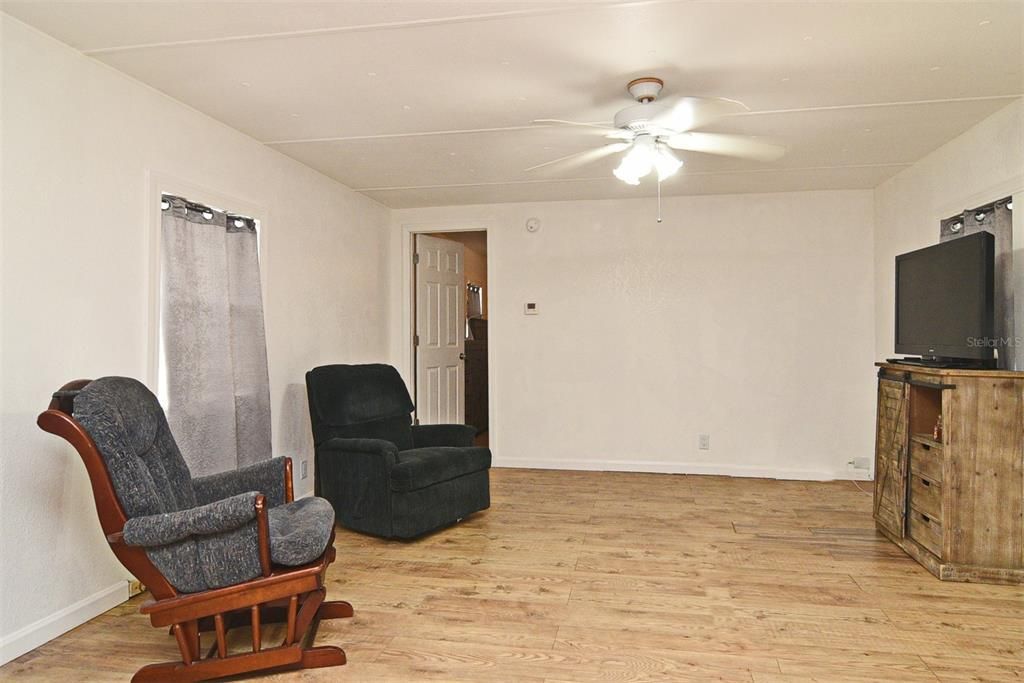 For Sale: $185,000 (2 beds, 2 baths, 854 Square Feet)