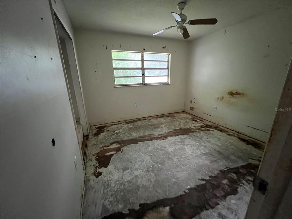 For Sale: $290,000 (4 beds, 2 baths, 1947 Square Feet)