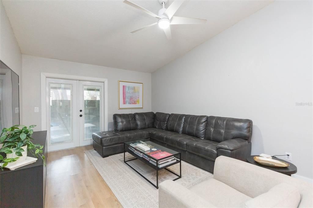 For Sale: $259,999 (2 beds, 2 baths, 1006 Square Feet)