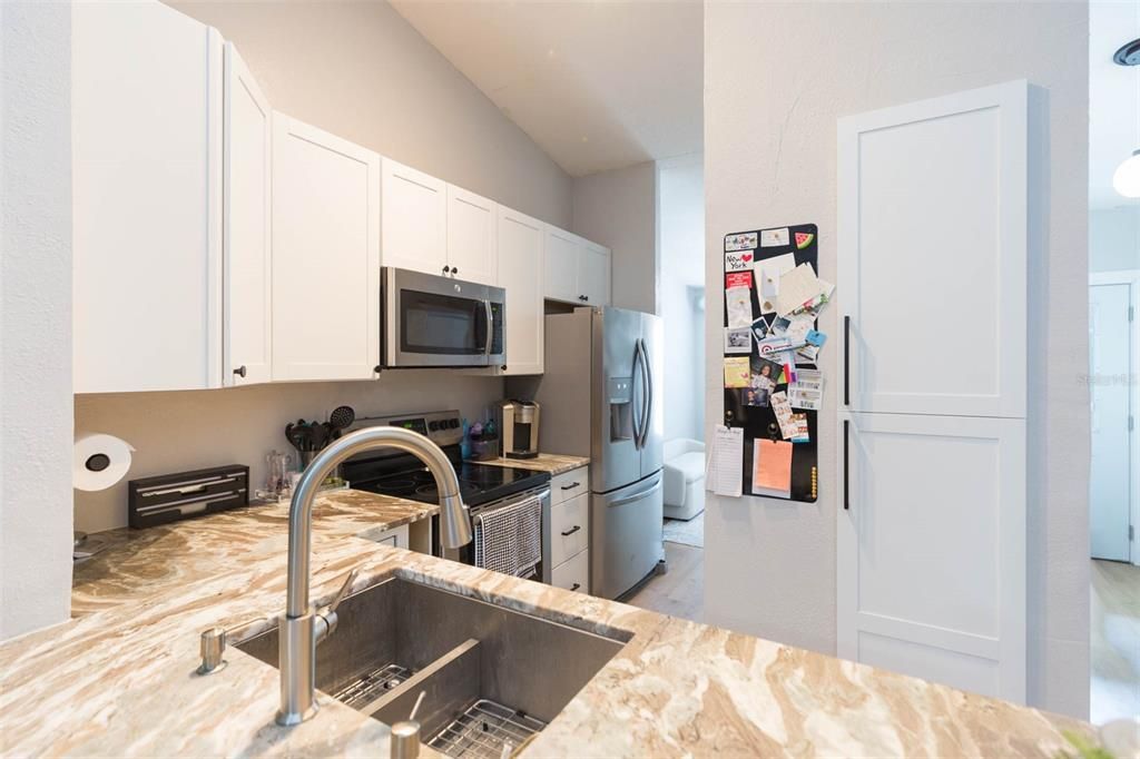 For Sale: $259,999 (2 beds, 2 baths, 1006 Square Feet)