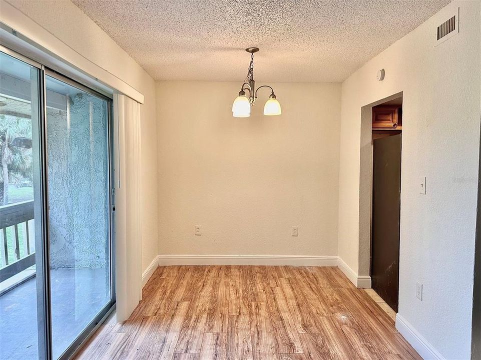 For Sale: $138,000 (2 beds, 2 baths, 976 Square Feet)