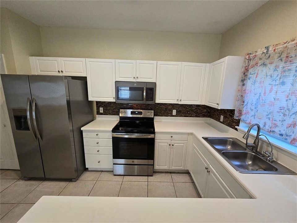 For Rent: $2,200 (3 beds, 2 baths, 1764 Square Feet)