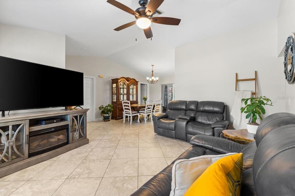 For Sale: $305,000 (3 beds, 2 baths, 1452 Square Feet)