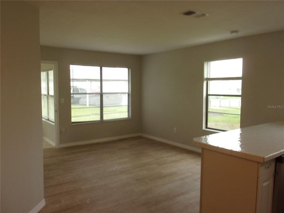 Active With Contract: $167,500 (2 beds, 2 baths, 864 Square Feet)