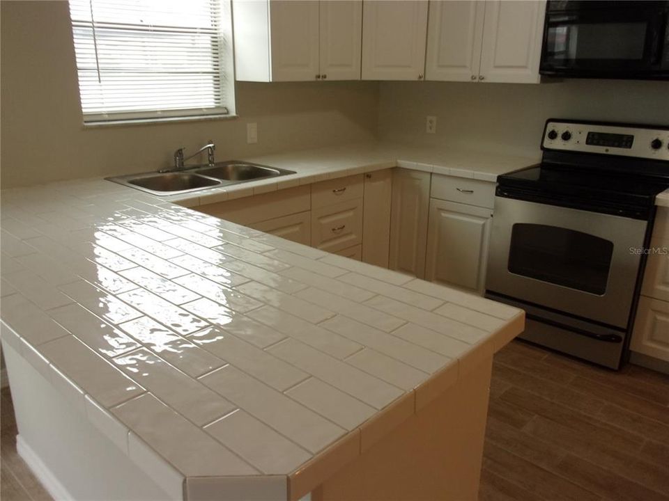 Active With Contract: $167,500 (2 beds, 2 baths, 864 Square Feet)