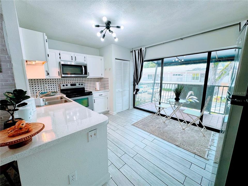 For Sale: $299,000 (2 beds, 1 baths, 998 Square Feet)