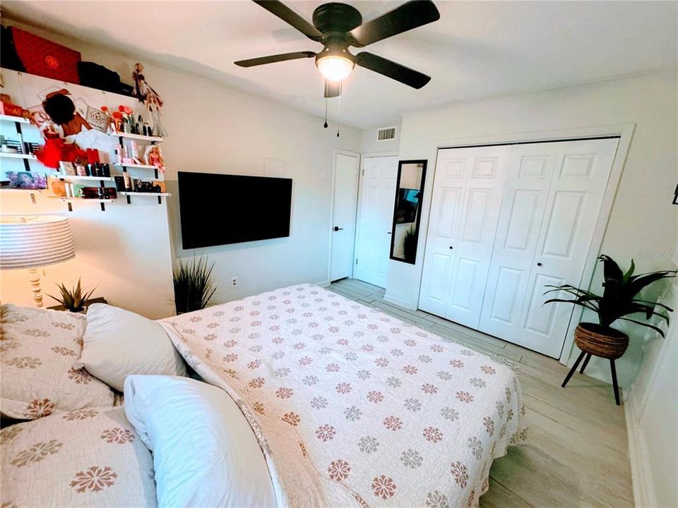 For Sale: $299,000 (2 beds, 1 baths, 998 Square Feet)