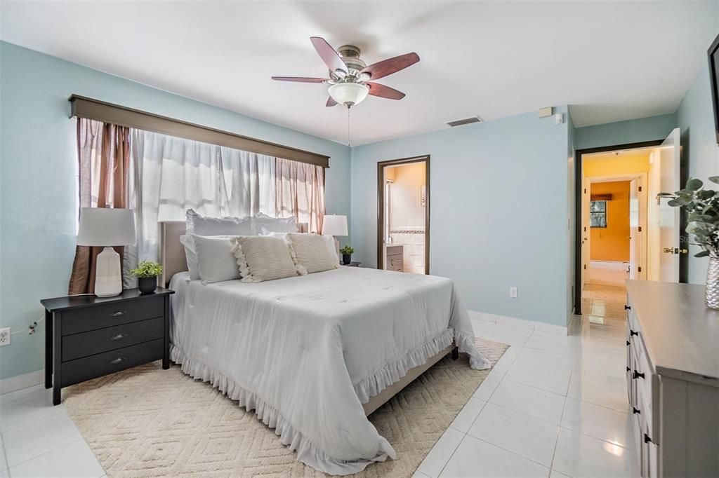 Active With Contract: $444,900 (2 beds, 2 baths, 1482 Square Feet)