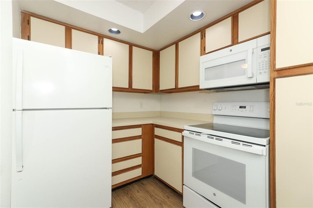 Active With Contract: $145,000 (1 beds, 1 baths, 735 Square Feet)