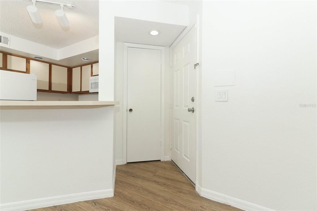 Active With Contract: $145,000 (1 beds, 1 baths, 735 Square Feet)