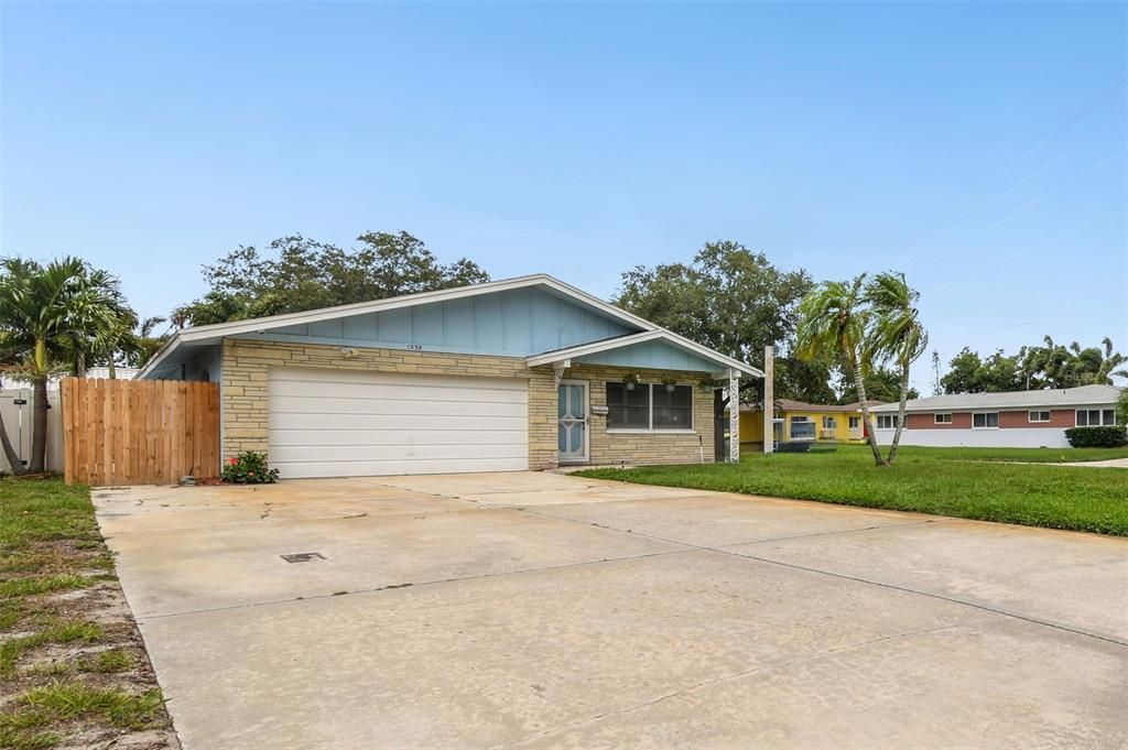 Active With Contract: $400,000 (3 beds, 2 baths, 1520 Square Feet)