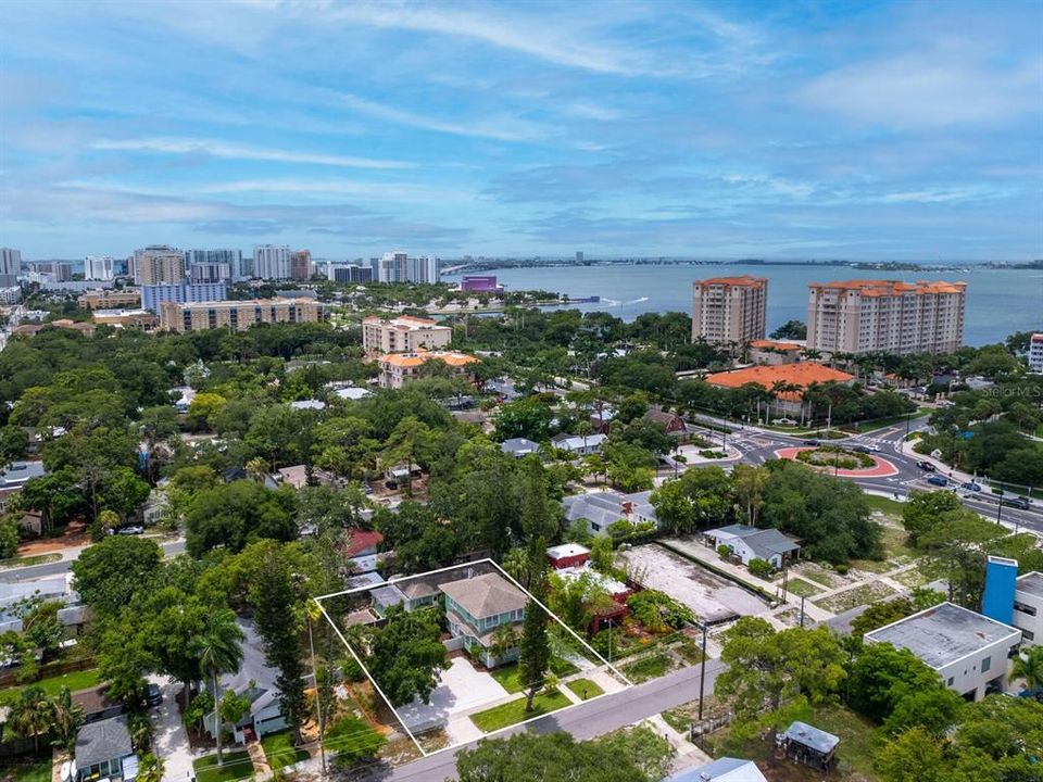 Just minutes to the Sarasota Bay, restaurants, parks, shopping, and downtown.