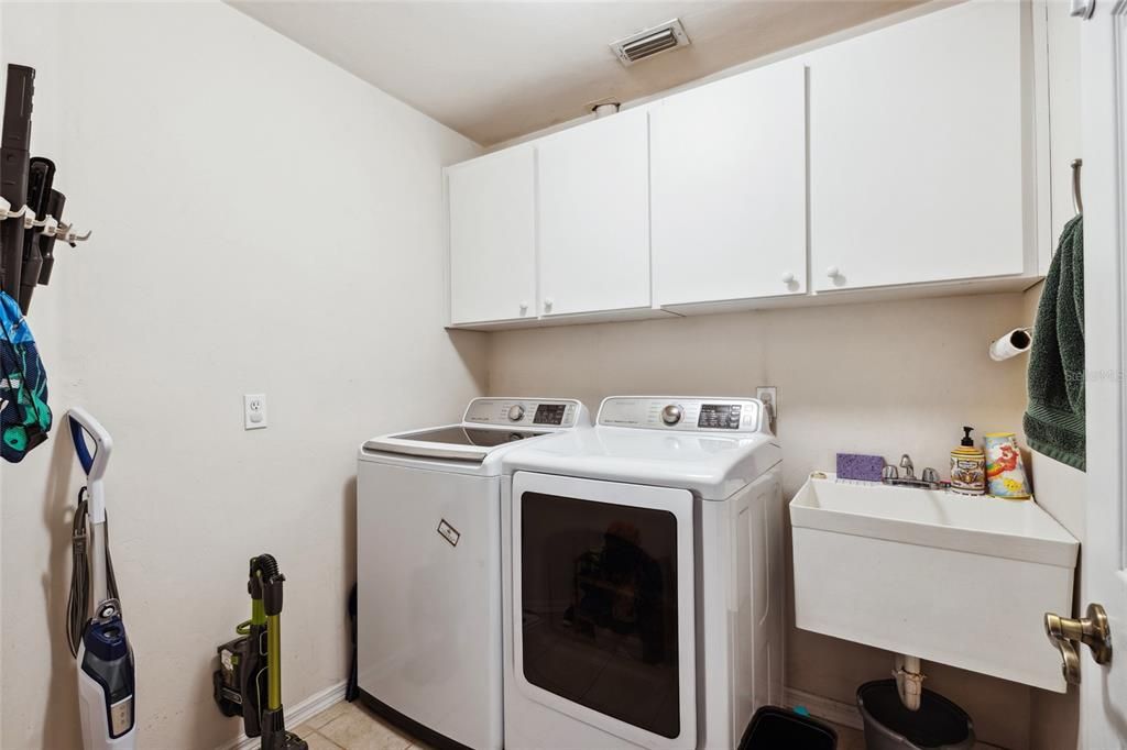 For Sale: $374,900 (3 beds, 2 baths, 1555 Square Feet)